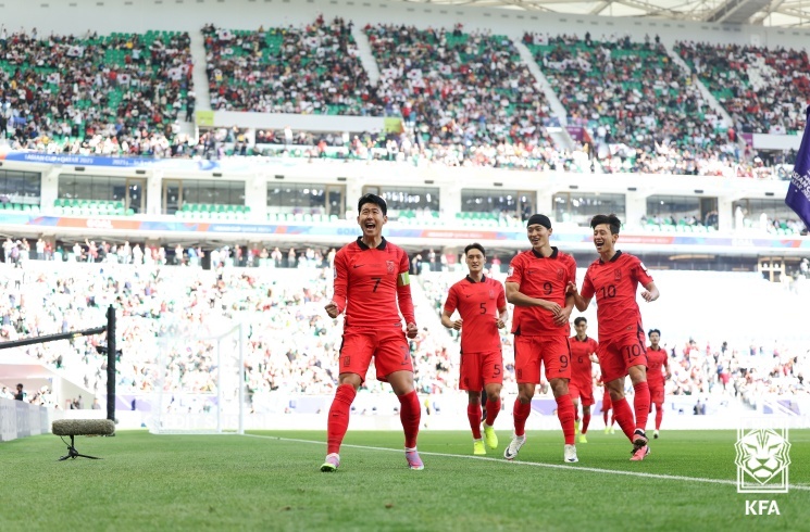 손흥민(9번)이 요르단과의 경기에서 선제골을 넣은 뒤 환호하고 있다.