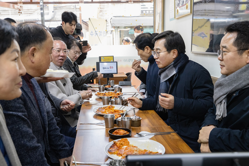 김동연 경기도지사가 26일 안양 관양시장을 방문해 오찬 간담회를 갖고 있다.