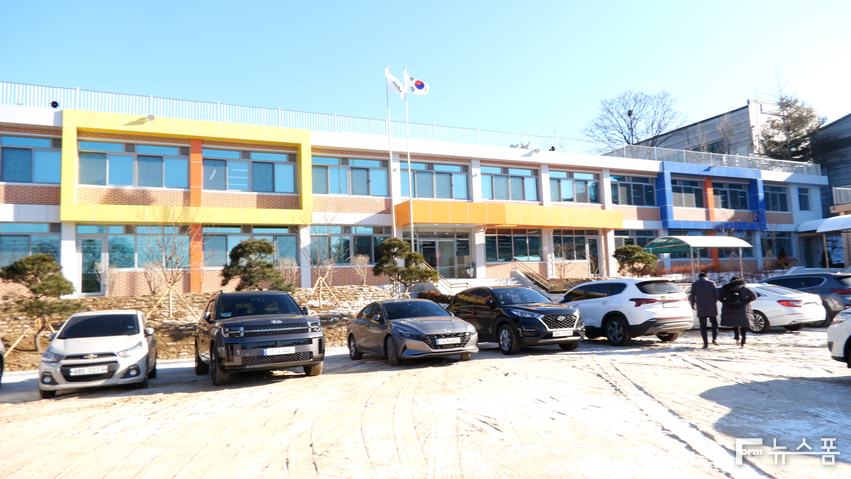 화성시 비봉면에 위치한 청룡초등학교 본관 모습.