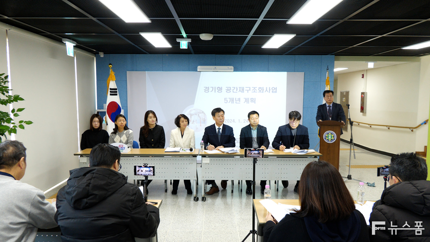 이은숙 청룡초 교장(왼쪽에서 4번째)과 경기도교육청 공유택 학교공간조성담당관(왼쪽에서 5번째)을 비롯해 학교 관계자, 학부모 등이 질의응답 시간을 가지고 있다.