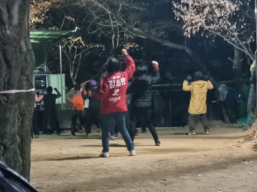 김세연 예비후보는 최근 매일 아침 동호회를 찾아 회원들과 함께 운동을 하고 있다.
