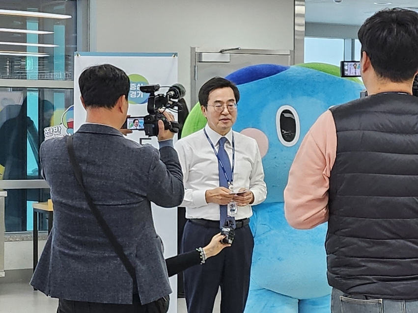 김동연 경기도지사는 19일 구내식당에서 직원들과 점심식사를 함께하고 1호 도전자로 ‘깨끗한 식판’ 인증샷 챌린지에 참가했다.