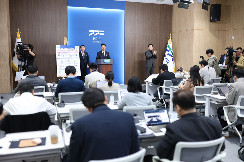 14일 오후 경기도청 브리핑룸에서 이계삼 도시주택 실장과 고중국 토지정보과장이 수원 전세사기 피해 관련 불법 중개행위 수사결과 기자회견을 하고 있다.