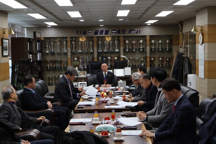 경기도체육회는 지난 3월 5일 오전 경기도체육회관 7층에서 경기도체육회 역대 사무처장 정담회를 개최했다.