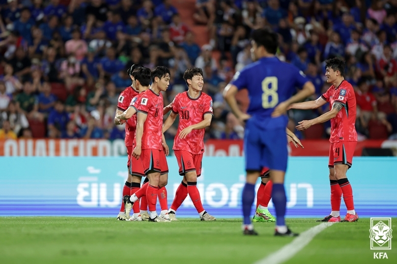 한국이 태국과의 원정경기에서 3-0 승리를 거뒀다. 사진은 이재성(등번호 10)의 선제골 후 기뻐하고 있는 선수들의 모습.