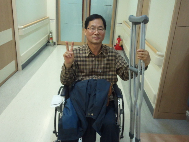 테니스 강습중에 다리근육 부상으로 2개월간 목발을 사용하였습니다(2012년). 
