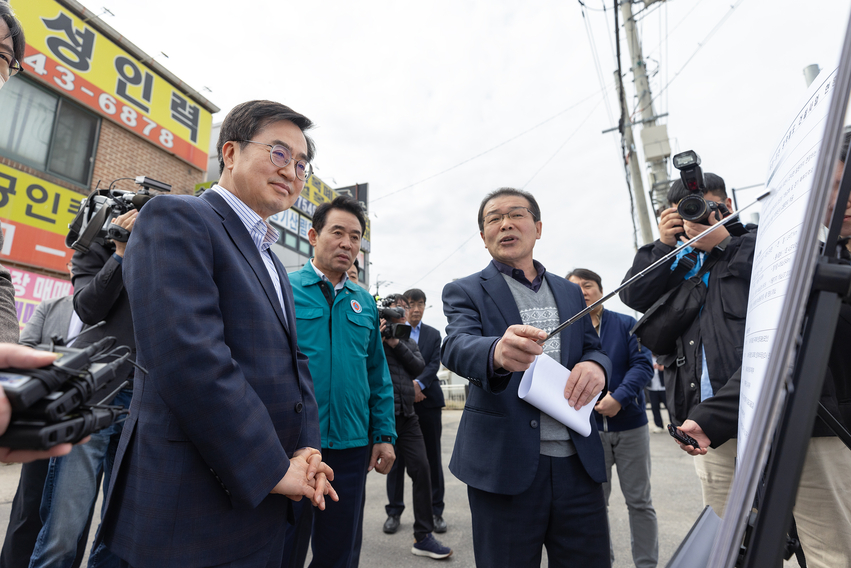 4일 오전 포천시 소흘읍에서 김동연 경기도지사가 포천지역 철도사업 현황을 살펴보고 있다.