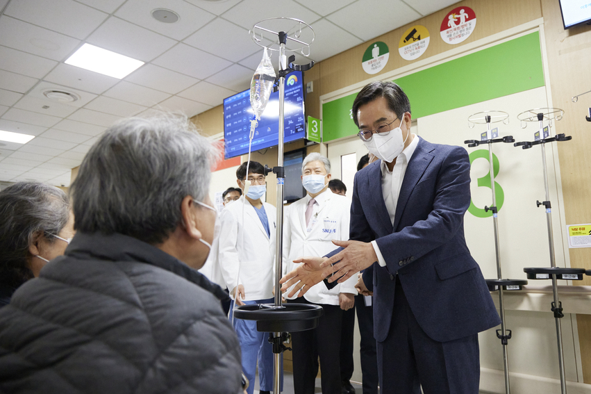28일 오전 김동연 경기도지사가 분당서울대학교병원을 방문한 가운데 송정한 분당서울대병원장의 안내를 받아 권역응급의료센터 의료시설을 둘러본 뒤 진료 대기중인 환자들과 대화를 나누고 있다.