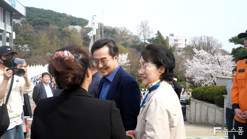 ‘2024 경기도 문화사계 봄꽃축제’가 옛 경기도청 일원에서 지난 5일 막을 올려 7일까지 열리는 가운데 6일 오후 김동연 경기도지사 부부가 행사장을 찾아 도민들과 인사를 나누고 부스 곳곳을 직접 방문해 체험행사를 즐기는 등 도민들과 호흡하는 시간을 가졌다.