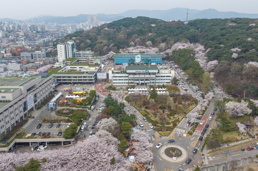 ‘2024 경기도 문화사계 봄꽃축제’가 옛 경기도청 일원에서 지난 5일 막을 올려 7일까지 열리는 가운데 6일 오후 김동연 경기도지사 부부가 행사장을 찾아 도민들과 인사를 나누고 부스 곳곳을 직접 방문해 체험행사를 즐기는 등 도민들과 호흡하는 시간을 가졌다.