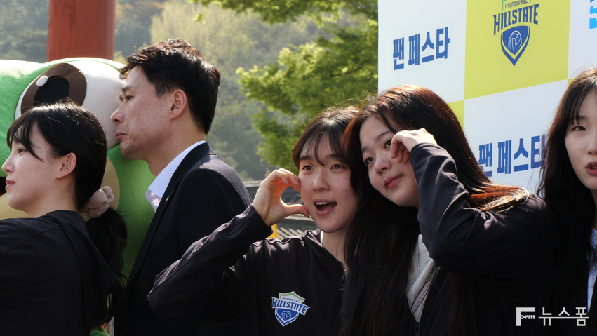 2023~2024 V-리그 여자부 통합우승을 차지한 수원 현대건설 힐스테이트 배구단이 13일 화성행궁광장에서 시민과 함께하는 팬페스타를 열었다.