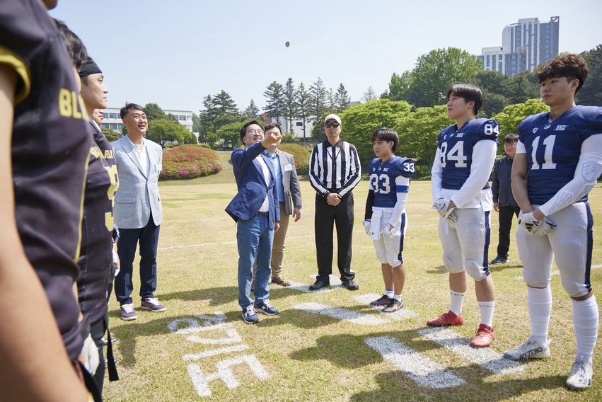 4일 오전 경기도인재개발원 운동장에서 열린 제1회 경기도지사배 대학미식축구 춘계선수권 대회 개회식에서 김동연 경기도지사가 코인토스를 하고 있다.