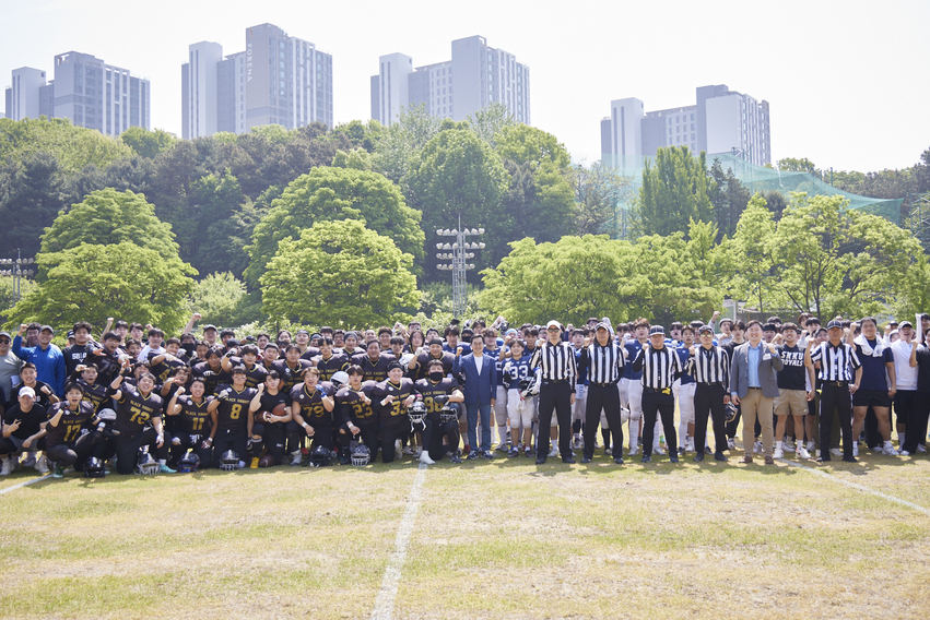 4일 오전 경기도인재개발원 운동장에서 열린 제1회 경기도지사배 대학미식축구 춘계선수권 대회 개회식에서 김동연 경기도지사가 선수들과 함께 기념촬영을 하고 있다.