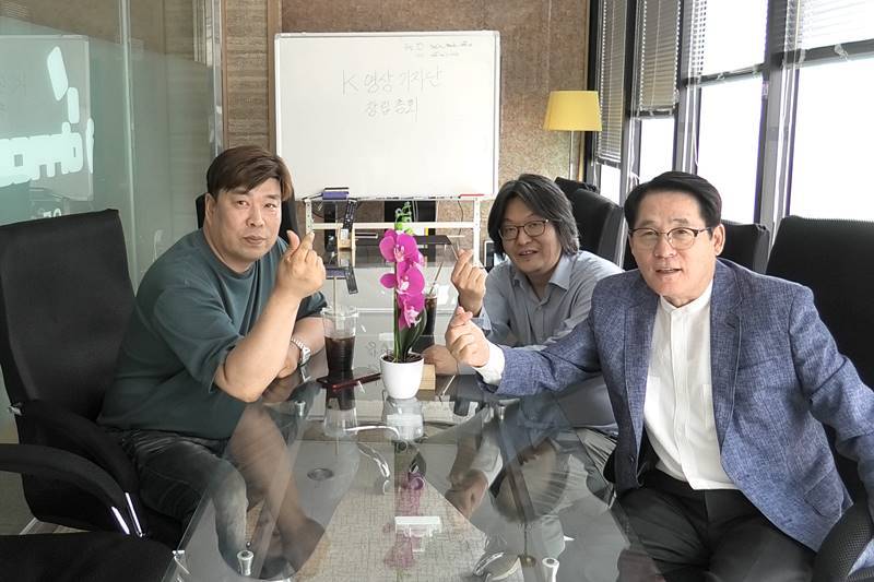 ‘K영상기자단’(이하 기자단)은 현충일인 6월 6일 인계동에서 창립총회를 갖고 기념촬영을 하고 있다.