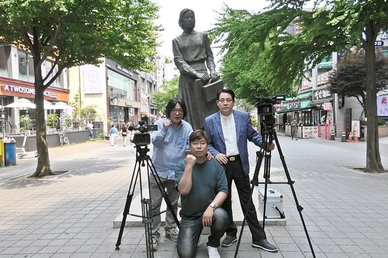 ‘K영상기자단’(이하 기자단)은 현충일인 6월 6일 나혜석거리에 위치한 나혜석 동상앞에서 기자단 출범을 기념해 포즈를 취하고 있다.