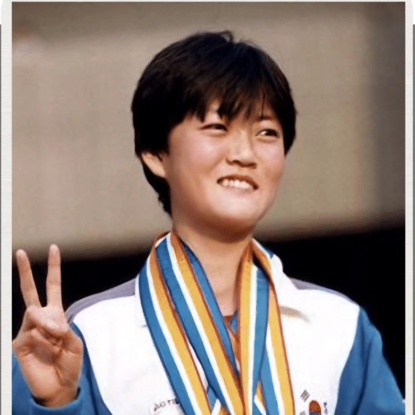 1986년 서울 아시안게임 3관왕(800m,1500m, 3000m 우승) 당시 시상대에 오른 임춘애 선수의 모습(왼쪽)
