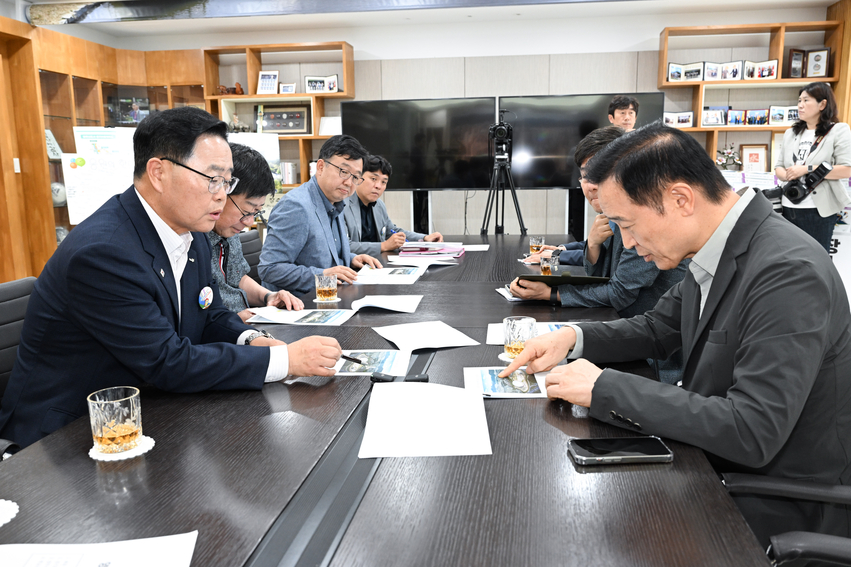 임태희 경기도교육감과 강수현 양주시장이 국제스케이트장 유치 지지 등 지역현안을 논의하고 있다.