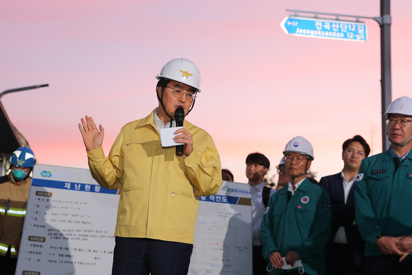 김동연 경기도지사가 24일 오후 화성시 일차전지 제조업체 공장 화재현장에서 소방재난본부장과 함께 언론 브리핑을 하고 있다.