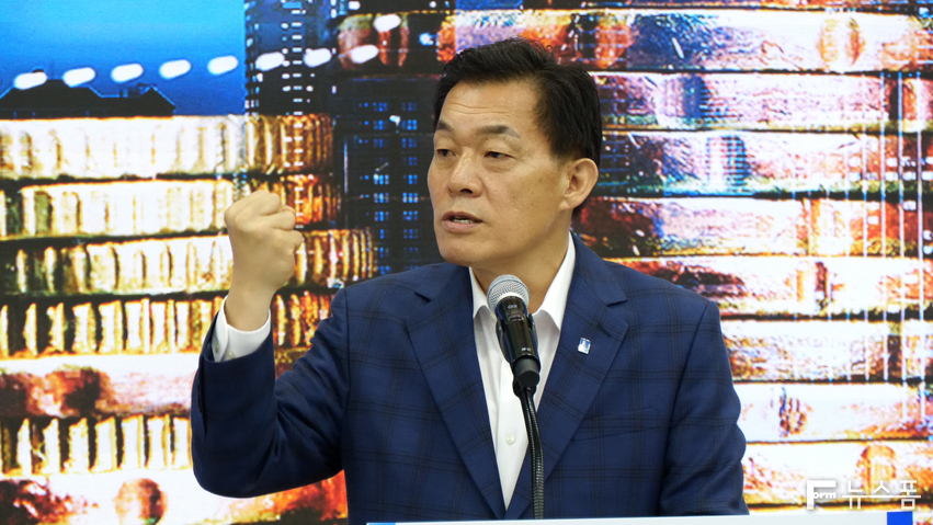이재준 수원시장은 8일 시청 중회의실에서 민선 8기 2주년 브리핑을 열고 “공간의 대전환, 경제의 대전환, 시민생활의 대전환으로 ‘수원 대전환’을 시작하겠다”고 밝혔다.