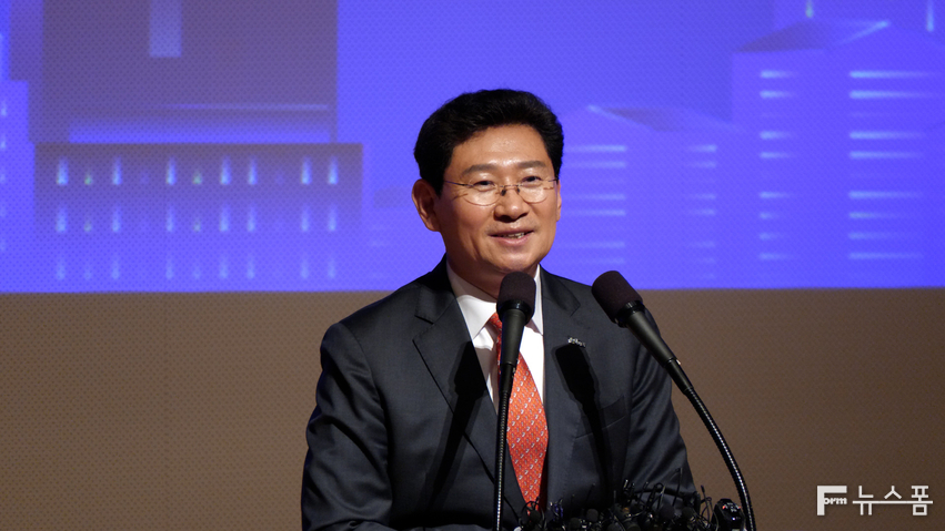 이상일 용인특례시장은 11일 오후 용인특례시청 에이스홀에서 민선 8기 취임 2주년 언론 브리핑에서 시정 관련 발언을 하고 있다. /김영준 기자