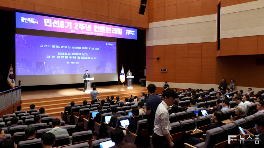 이상일 용인특례시장은 11일 오후 용인특례시청 에이스홀에서 민선 8기 취임 2주년 언론 브리핑에서 시정 관련 발언을 하고 있다. /김영준 기자