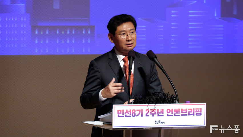 이상일 용인특례시장은 11일 오후 용인특례시청 에이스홀에서 민선 8기 취임 2주년 언론 브리핑에서 시정 관련 발언을 하고 있다. /김영준 기자