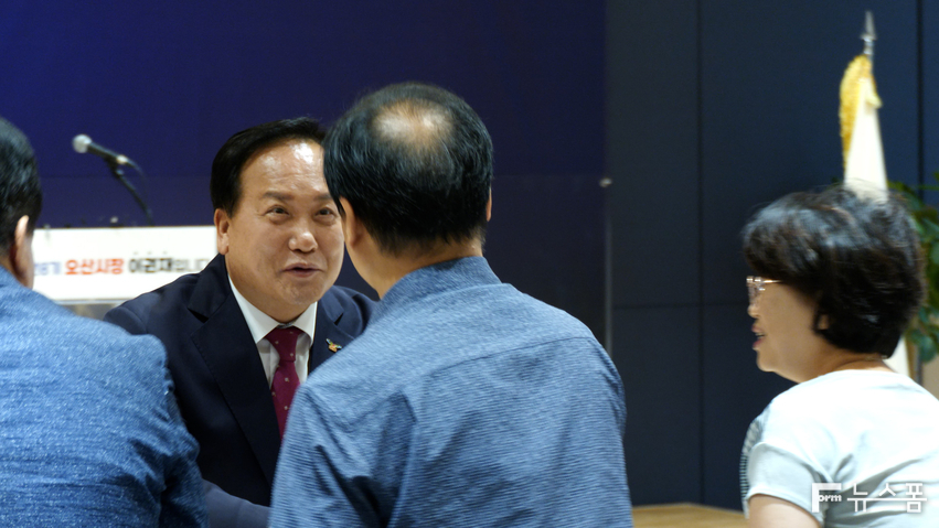 이권재 오산시장은 15일 오산오색문화체육센터에서 취임 2주년 기자회견을 열고 이 같은 말한 뒤 인구 50만 경제자족도시를 위한 전제 조건으로 ▲미래 먹거리 확보 ▲교통인프라 구축 ▲인재육성 ▲랜드마크 조성을 강조했다. /김영준 기자