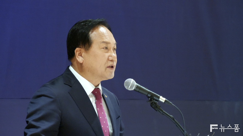 이권재 오산시장은 15일 오산오색문화체육센터에서 취임 2주년 기자회견을 열고 이 같은 말한 뒤 인구 50만 경제자족도시를 위한 전제 조건으로 ▲미래 먹거리 확보 ▲교통인프라 구축 ▲인재육성 ▲랜드마크 조성을 강조했다. /김영준 기자