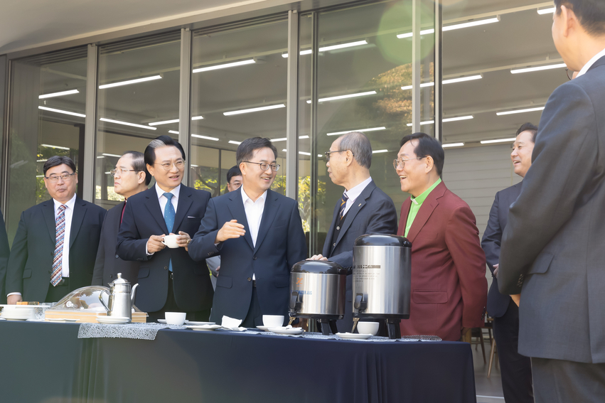 11일 오전 도담소에서 열린 경기도기독교총연합회 오찬 간담회에서 김동연 경기도지사, 오범열 경기도기독교총연합회 회장, 경기도기독교총연합회 임원 등이 차담을 하고 있다.