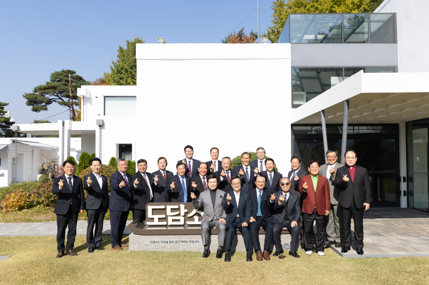 11일 오전 도담소에서 열린 경기도기독교총연합회 오찬 간담회에서 김동연 경기도지사, 오범열 경기도기독교총연합회 회장, 경기도기독교총연합회 임원 등이 기념촬영을 하고 있다.