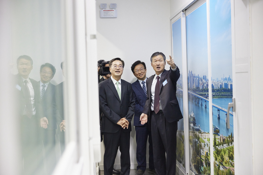 12일 오전 화성시 힘펠 본사에서 열린 「경기 기후환경협의체」 출범식에서 김동연 경기도지사가 시설을 둘러보고 있다.
