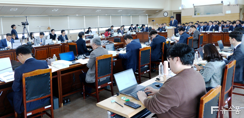 14일 오전 10시부터 경기도체육회관 대회의실에서는 경기도체육회와 경기도장애인체육회, 경기도수원월드컵경기장관리재단(이하 재단)에 대한 경기도의회 문화체육관광위원회 행정사무감사가 열렸다.