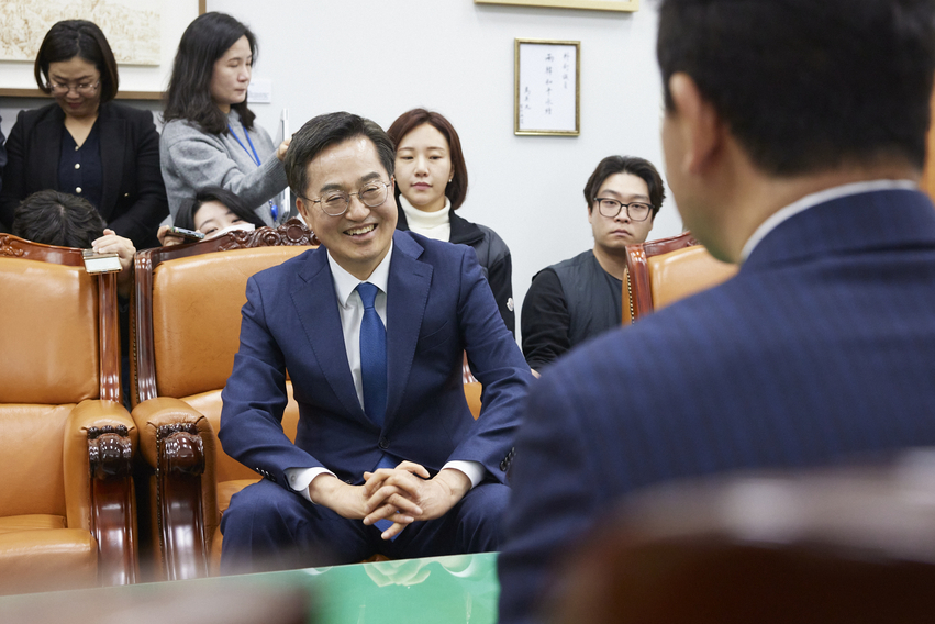 김동연 경기도지사는 20일 박정 국회 예결위원장을 찾아 거꾸로 가고 있는 정부 재정 정책을 바로 잡아줄 것과 경기도 역점사업에 대한 적극적 지원을 요청했다.