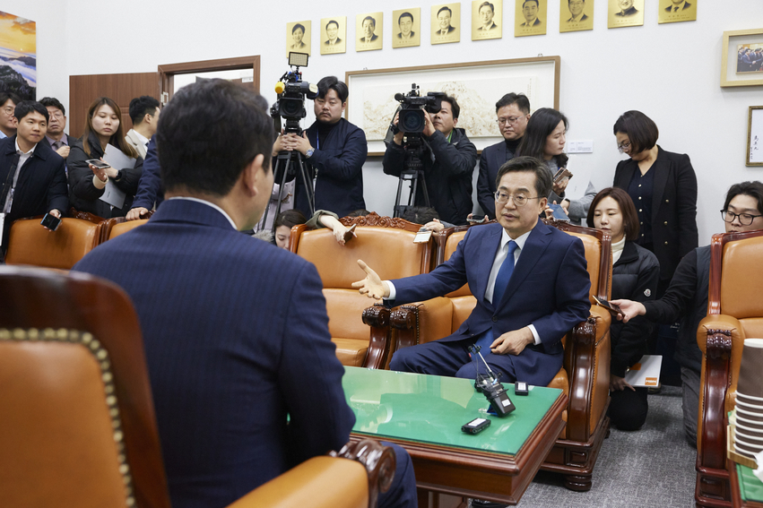 김동연 경기도지사는 20일 박정 국회 예결위원장을 찾아 거꾸로 가고 있는 정부 재정 정책을 바로 잡아줄 것과 경기도 역점사업에 대한 적극적 지원을 요청했다.