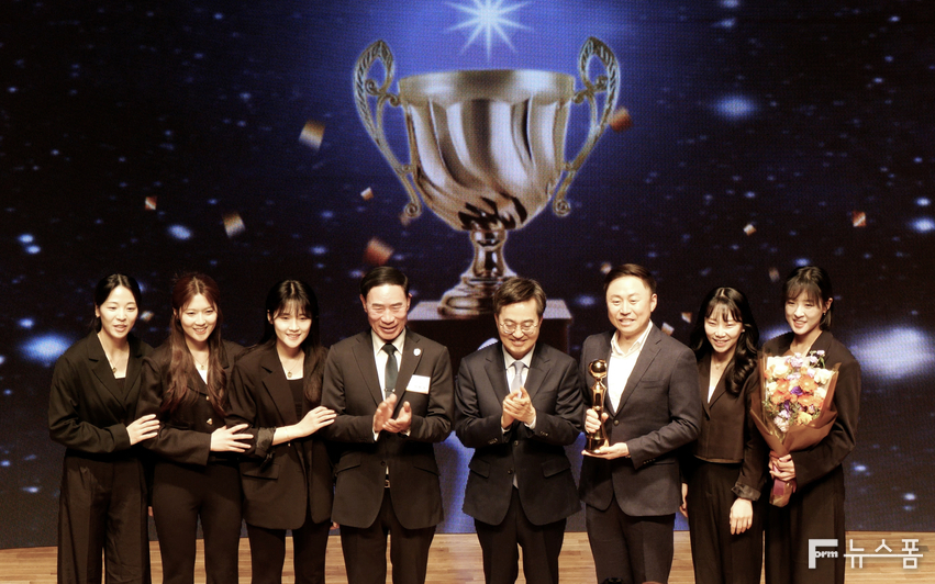 10일 오후 경기도청 다산홀에서 열린 '2024 경기도체육상 시상식'에서 대상을 수상한 경기도청 컬링팀이 김동연 지사, 이원성 회장과 함께 기념촬영을 하고 있다.