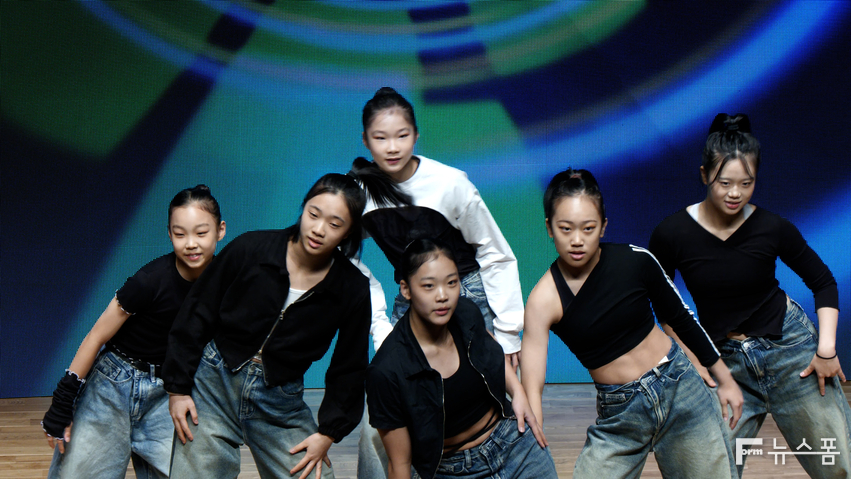 10일 오후 경기도청 다산홀에서 열린 '2024 경기도체육상 시상식' 식전공연에서 에어로빅힙합무대를 선보이고 있는 선수들.