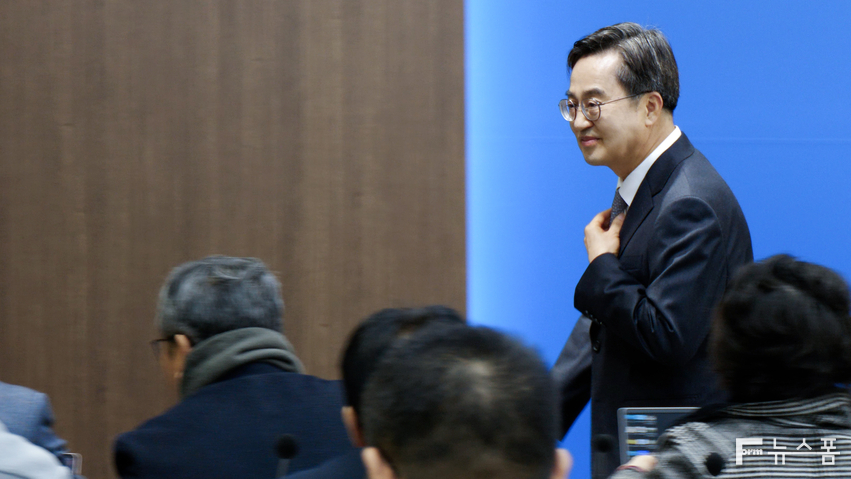 19일 오전 김동연 경기도지사가 경기도청 브리핑룸에서 '탄핵정국 경제재건 위한 긴급브리핑'을 마친 뒤 도의회 브리핑룸을 나서고 있다. 김영준 기자 ojun1256@gmail.com