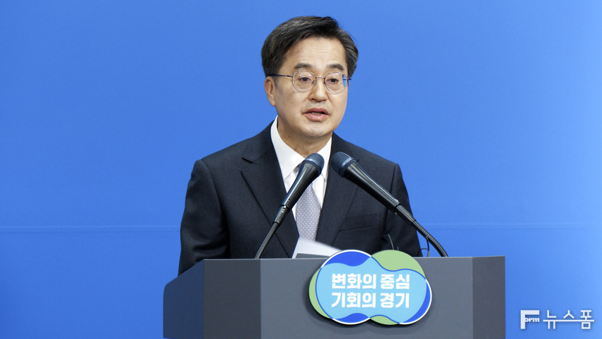 19일 오전 김동연 경기도지사가 경기도청 브리핑룸에서 '탄핵정국 경제재건 위한 긴급브리핑'을 하고 있다. 김영준 기자 ojun1256@gmail.com