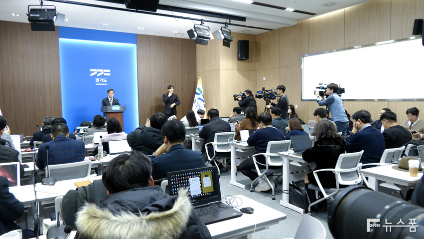 19일 오전 김동연 경기도지사가 경기도청 브리핑룸에서 '탄핵정국 경제재건 위한 긴급브리핑'을 하고 있다. 김영준 기자 ojun1256@gmail.com
