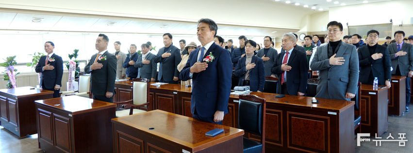 3일 경기도체육회관 대회의실에서 열린 전재범 제4대 경기도육상연맹회장 취임식에서 국민의례를 하고 있는 모습.