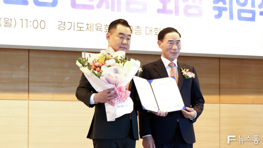 3일 경기도체육회관 대회의실에서 열린 전재범 제4대 경기도육상연맹회장 취임식에서 전재범 회장이 이원성 경기도체육회장과 기념촬영을 하고 있다.