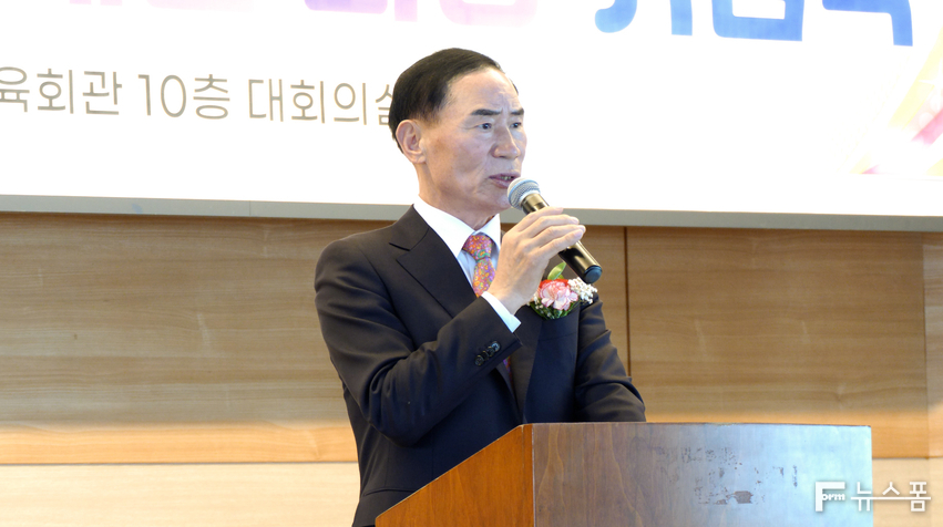 3일 경기도체육회관 대회의실에서 열린 전재범 제4대 경기도육상연맹회장 취임식에서 이원성 경기도체육회장이 축사를 하고 있다.