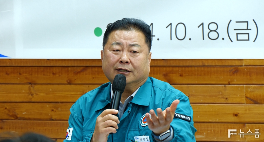 지난해 파주시 민통선마을에서 '대남방송 소음피해' 관련 긴급 이동시장실 열고 주민들과 대화를 나누고 있는 김경일 파주시장.