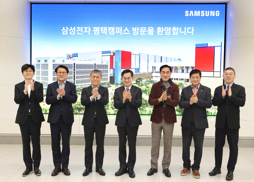지난 12일 오후 삼성전자 평택 캠퍼스에서 김동연 경기도지사,김용관 삼성전자 사장, 정장선 평택시장 등이 기념촬영을 하고 있다.