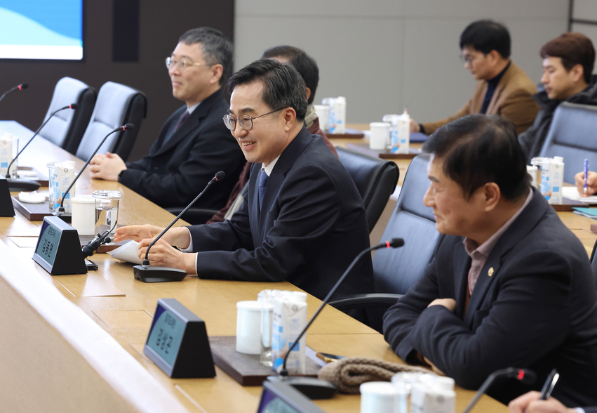 지난 12일 오후 삼성전자 평택 캠퍼스에서 열린 반도체 산업 분야 현장 간담회에서 김동연 경기도지사가 인사말을 하고 있다.