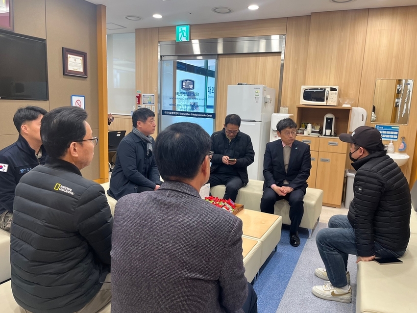 후석 행정2부지사가 9일 의정부성모병원에서 포천 포탄 오발사고 피해자 보호자들을 면담하고 있다.