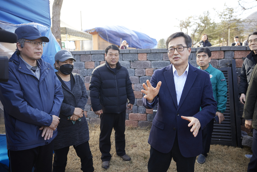 13일 오후 김동연 경기도지사가 포천 노곡리 오폭사고 현장 수습상황 점검을 하고 있다.