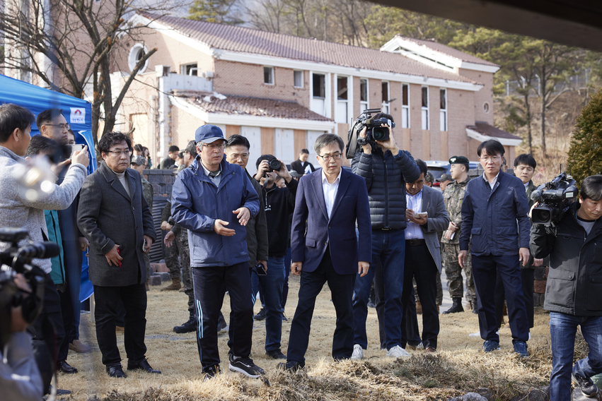 13일 오후 김동연 경기도지사가 포천 노곡리 오폭사고 현장 수습상황 점검을 하고 있다.