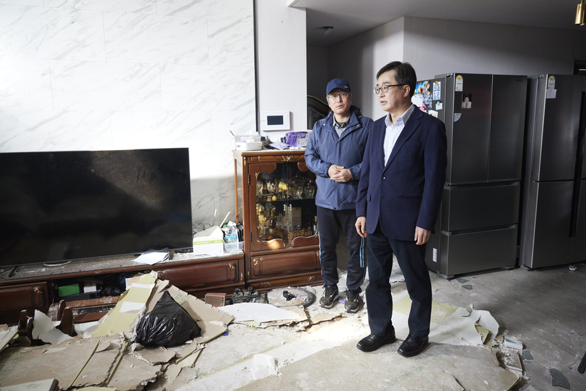 13일 오후 김동연 경기도지사가 포천 노곡리 오폭사고 현장 수습상황 점검을 하고 있다.