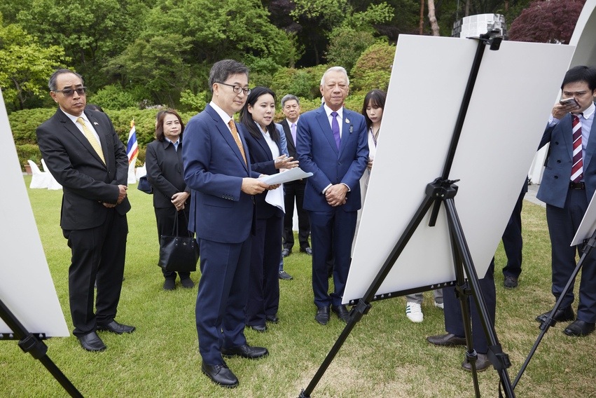 15일 오후 도담소에서 김동연 경기도지사가 피팟 라차낏쁘라칸 태국 노동부 장관과 도 외국인 노동자 정책 브리핑을 듣고 있다.